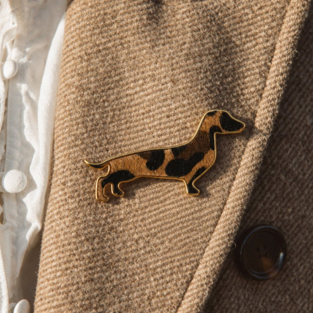 Broche teckel léopard dorée